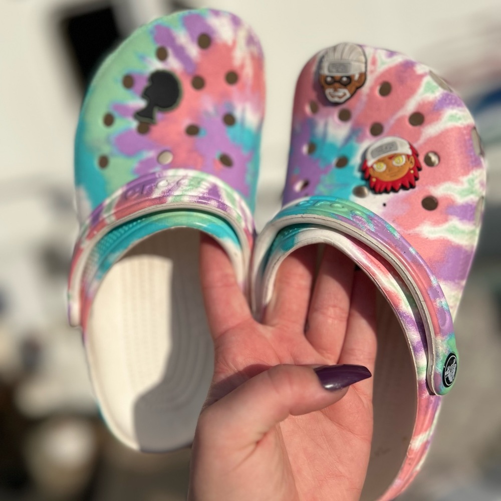 Unisex, tie-dye crocs m5, w7